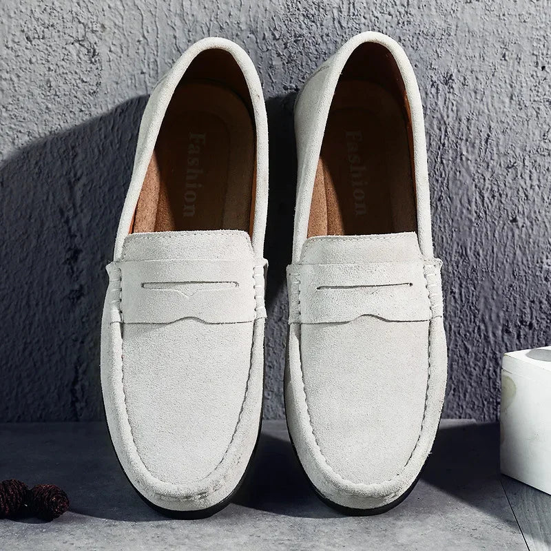 Mocassins penny gris clair vus de face, plateau surpiqué