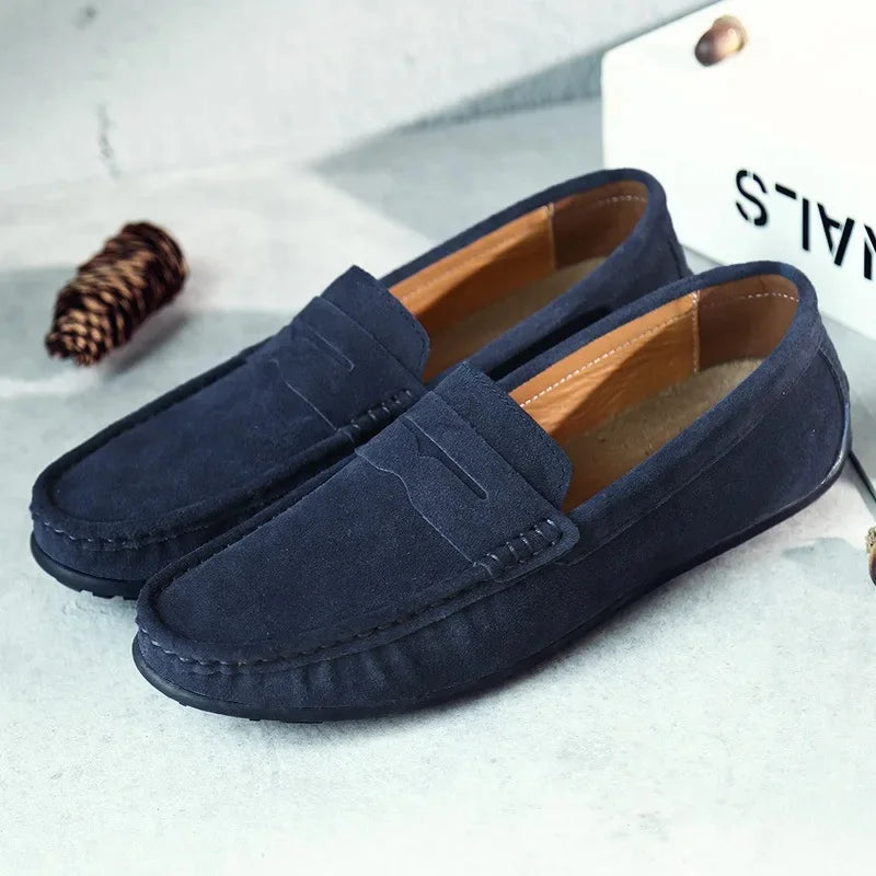 Mocassins penny bleu foncé posés au sol, vue de côté