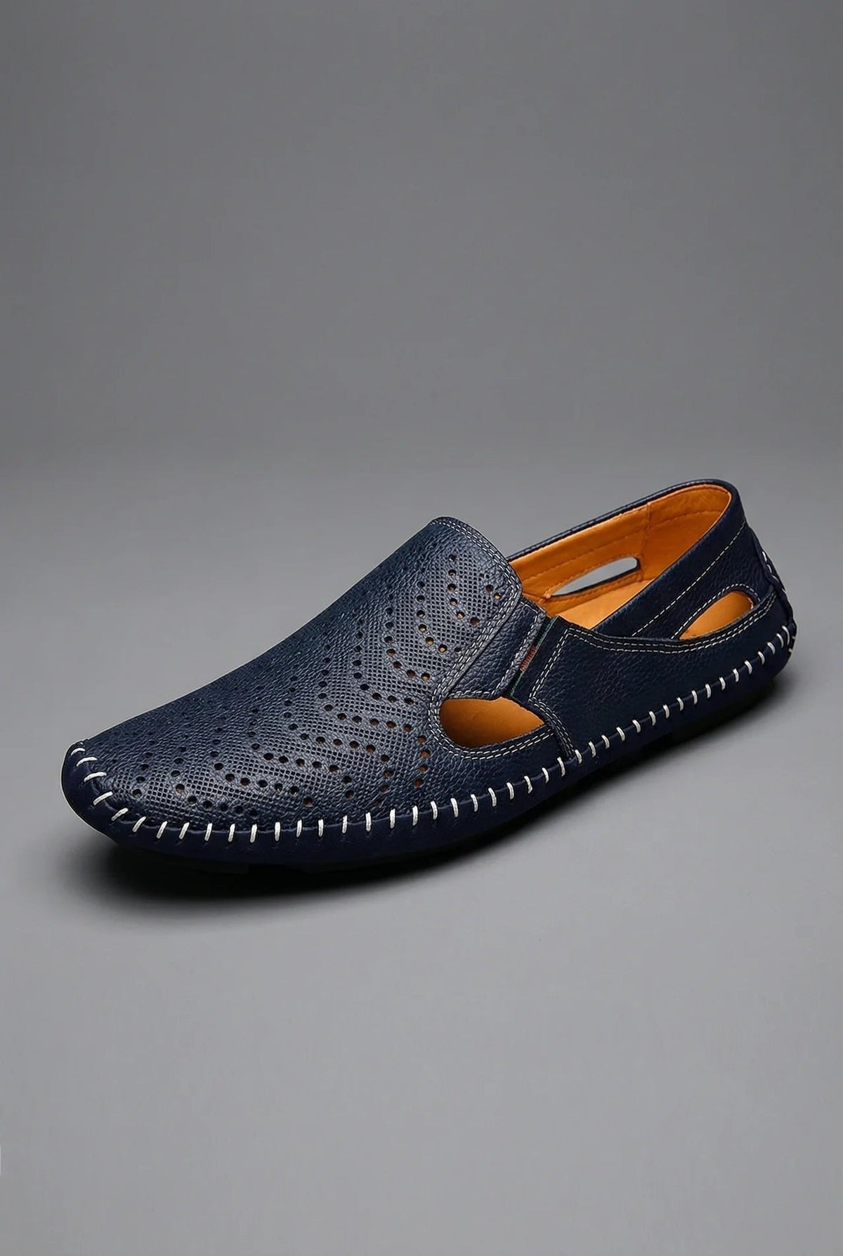 Mocassin perforé bleu marine cousu main, vue de trois quarts