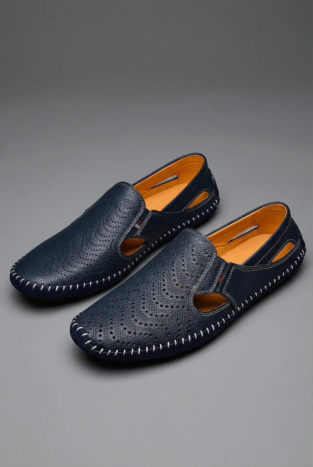 Paire de mocassins perforés bleu marine à couture apparente