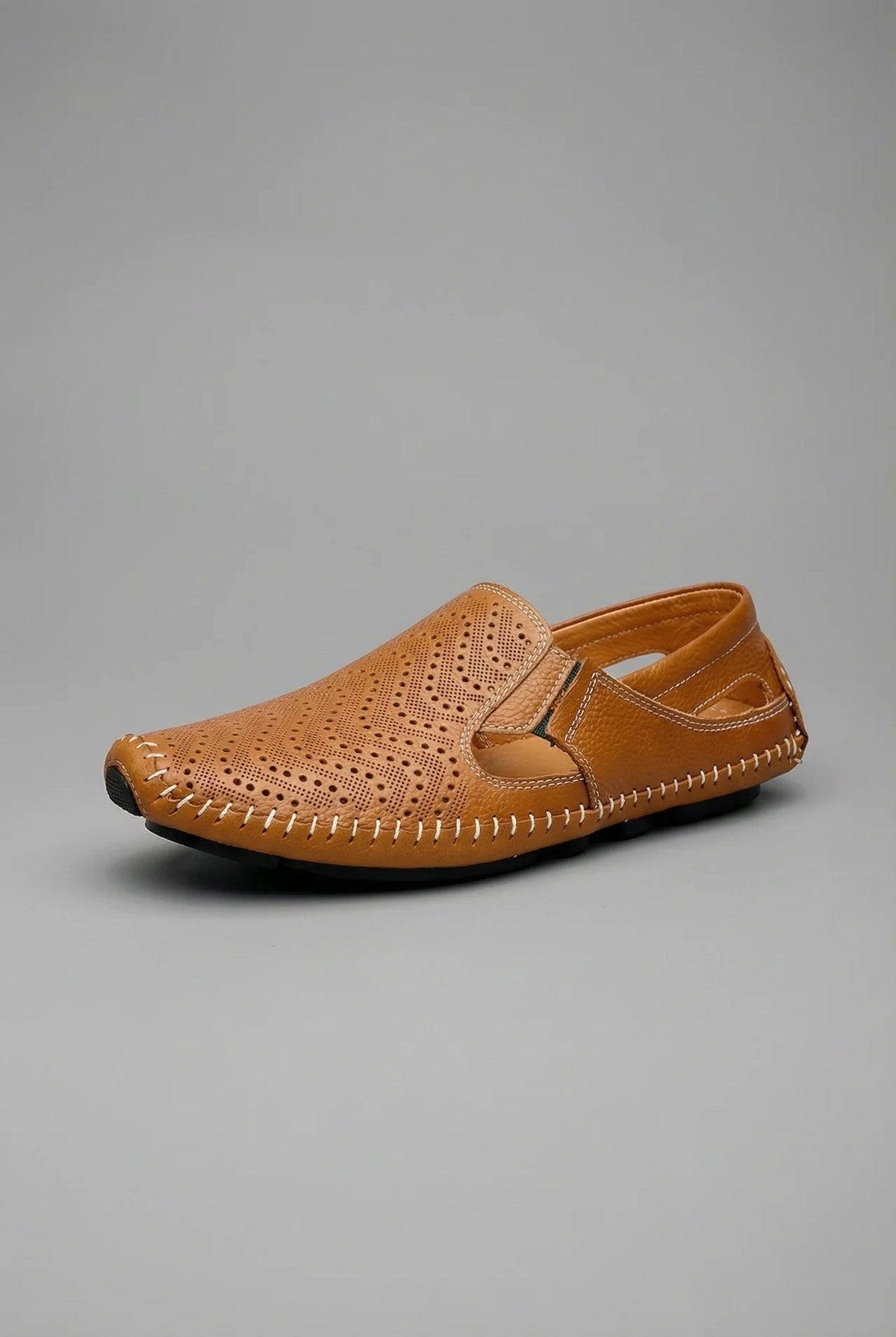 Mocassin perforé marron cognac cousu main, vue de trois quarts