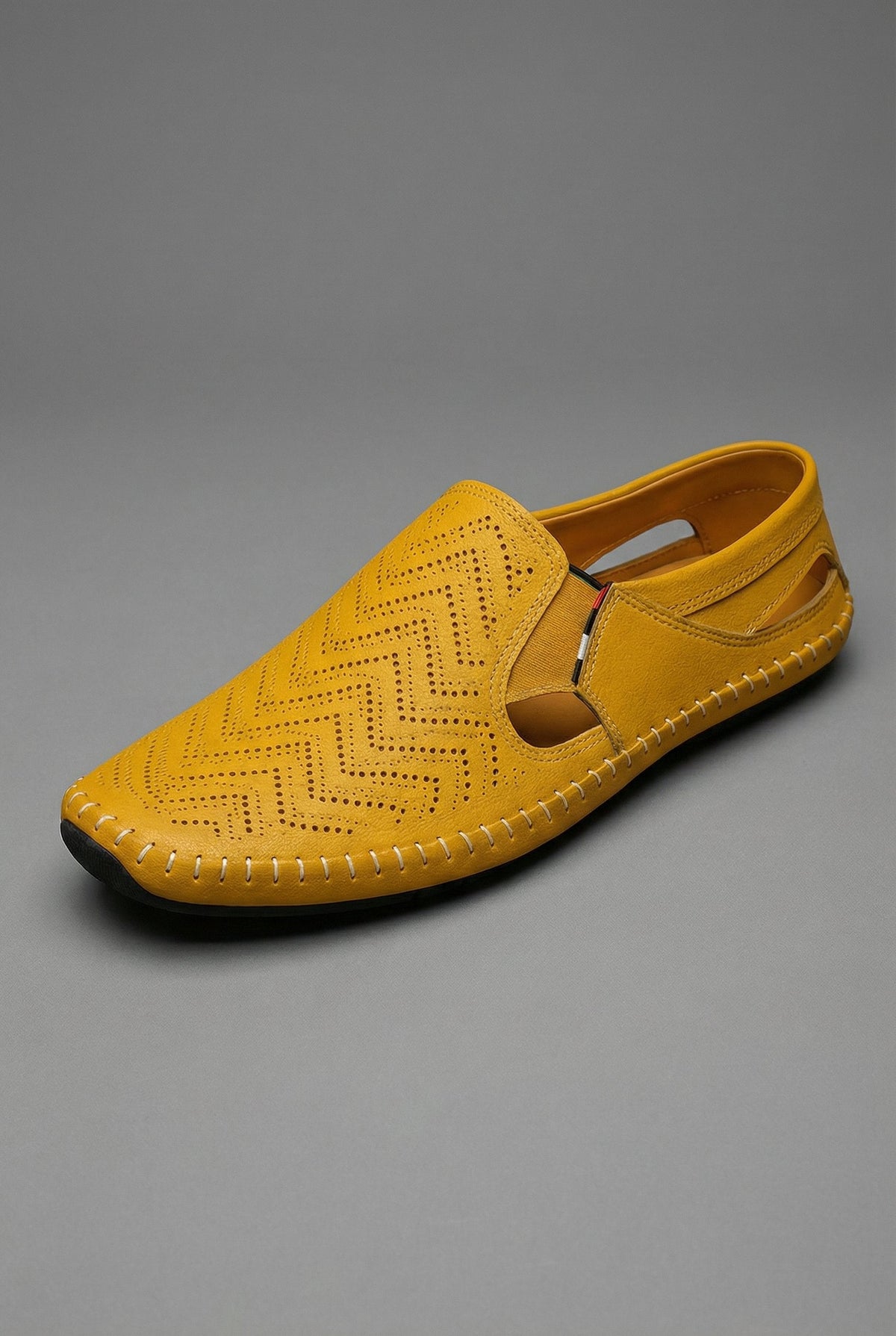 Mocassin perforé jaune à motif en chevrons et couture apparente
