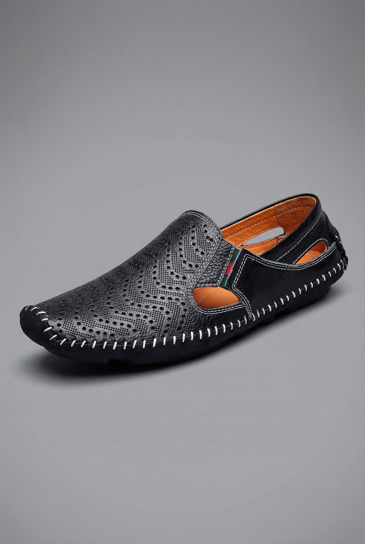 Mocassin perforé noir cousu main avec découpes latérales
