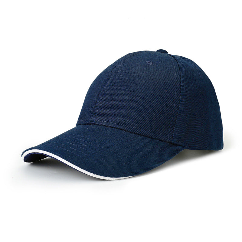 Casquette de baseball bleu marine à visière bordée de blanc, vue de trois quarts