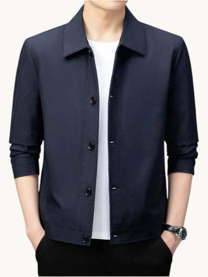 Veste boutonnée bleu marine avec col classique et manches trois-quarts, portée sur un modèle