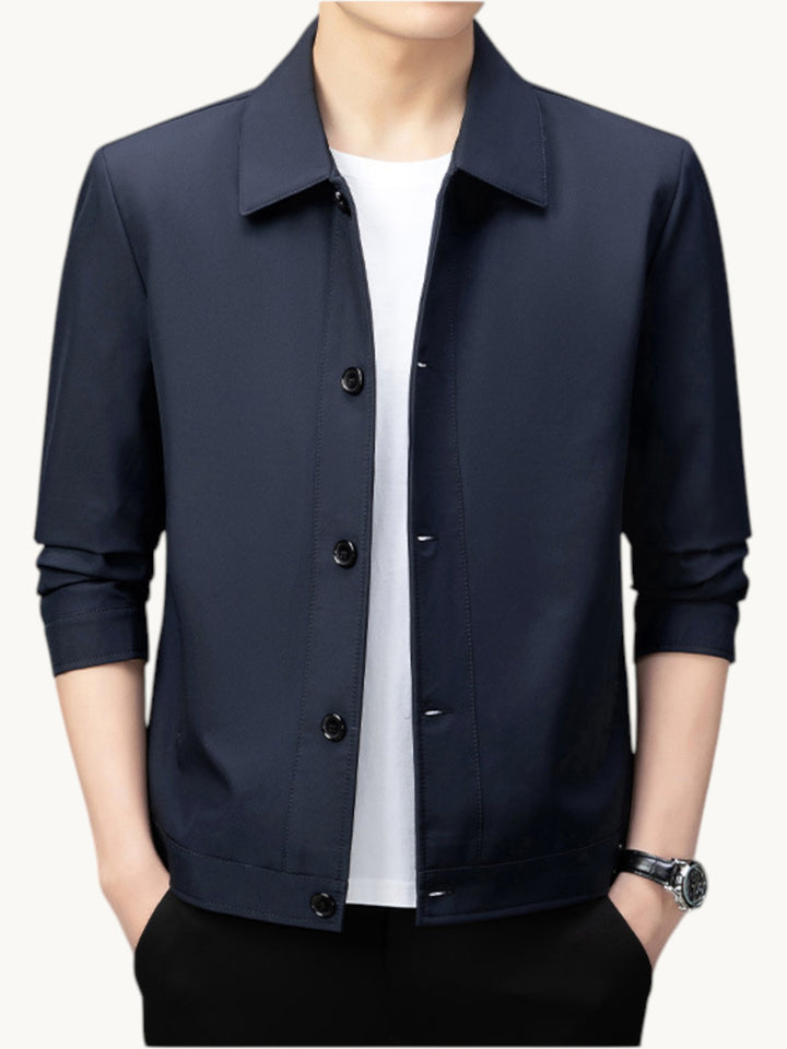 Veste boutonnée bleu marine avec col classique et manches trois-quarts, portée sur un modèle