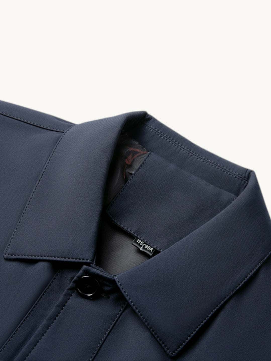 Manteau bleu marine boutonné, col classique avec couture de détail