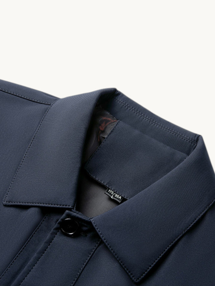 Manteau bleu marine boutonné, col classique avec couture de détail