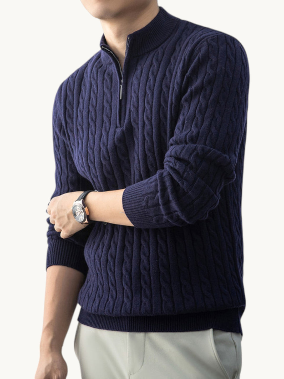 Pull col montant zippé bleu marine en coton côtelé, porté sur modèle avec pantalon clair