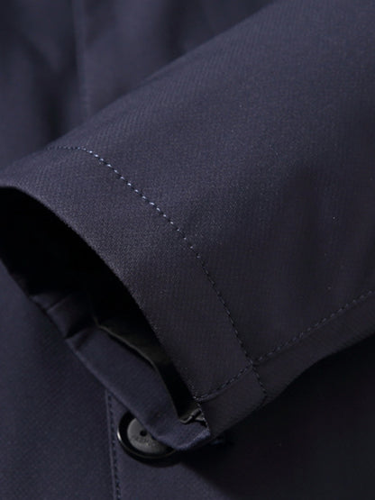 Manteau bleu marine, détail de la manche avec couture et bouton