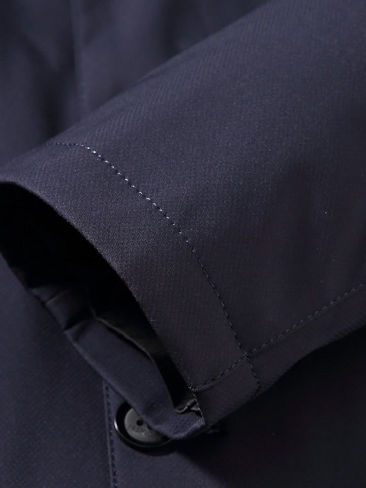 Manteau bleu marine, détail de la manche avec couture et bouton