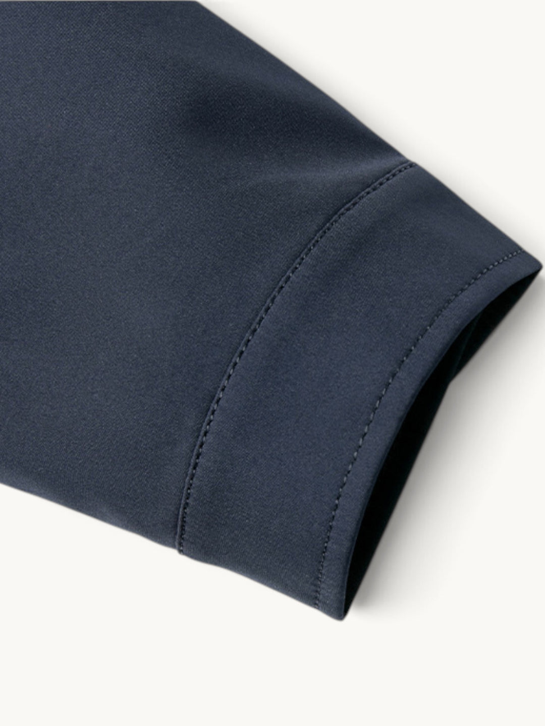 Manteau en coton bleu marine, détail de la manche et couture