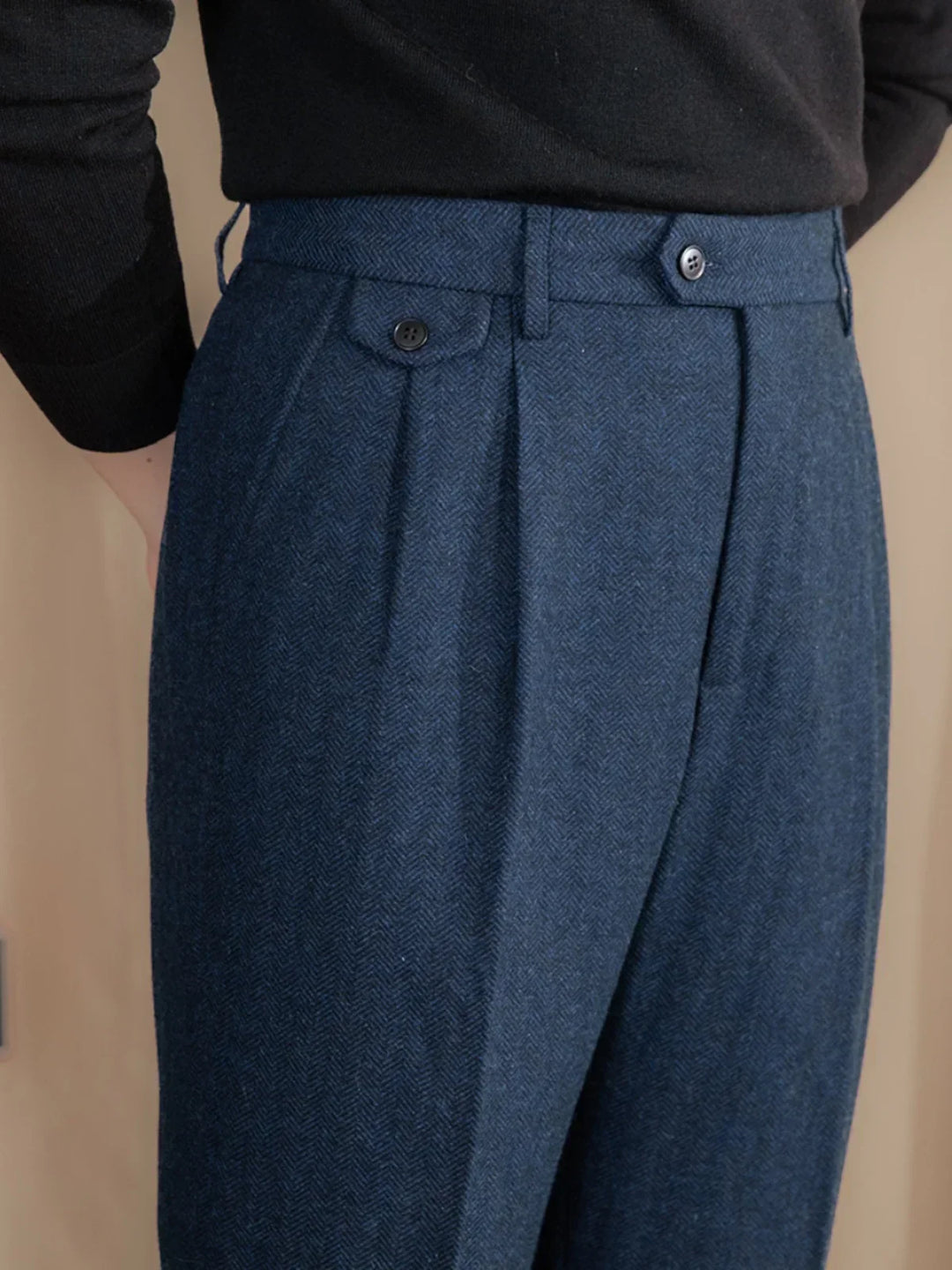 Pantalon à plis en chevrons bleu marine, vue rapprochée de la taille