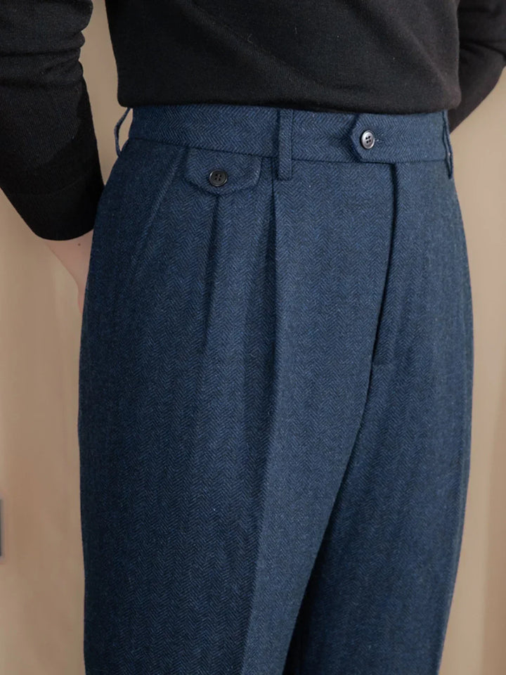 Pantalon à plis en chevrons bleu marine, vue rapprochée de la taille