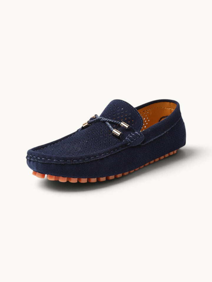 Mocassin bleu marine en cuir perforé, semelle à picots orange, vue de côté