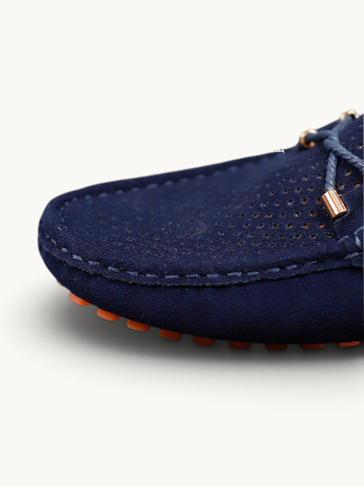 Bout perforé du mocassin en daim bleu marine et lacet fin