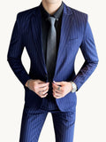 Costume deux pieces bleu marine a fines rayures, veste boutonnee et cravate grise