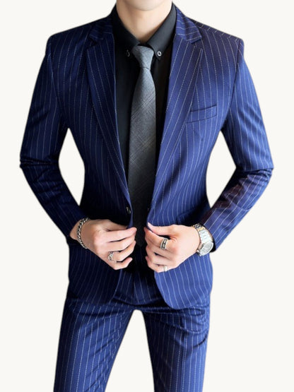 Costume deux pieces bleu marine a fines rayures, veste boutonnee et cravate grise