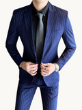 Costume deux pieces bleu marine a fines rayures, veste boutonnee et cravate grise