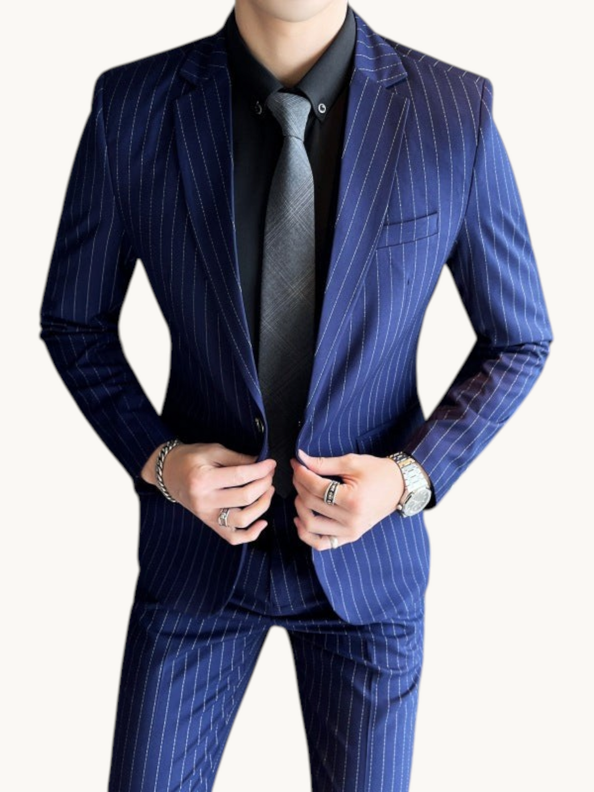 Costume deux pieces bleu marine a fines rayures, veste boutonnee et cravate grise