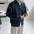 Veste en maille côtelée bleu marine zippée à col chemise, portée de face