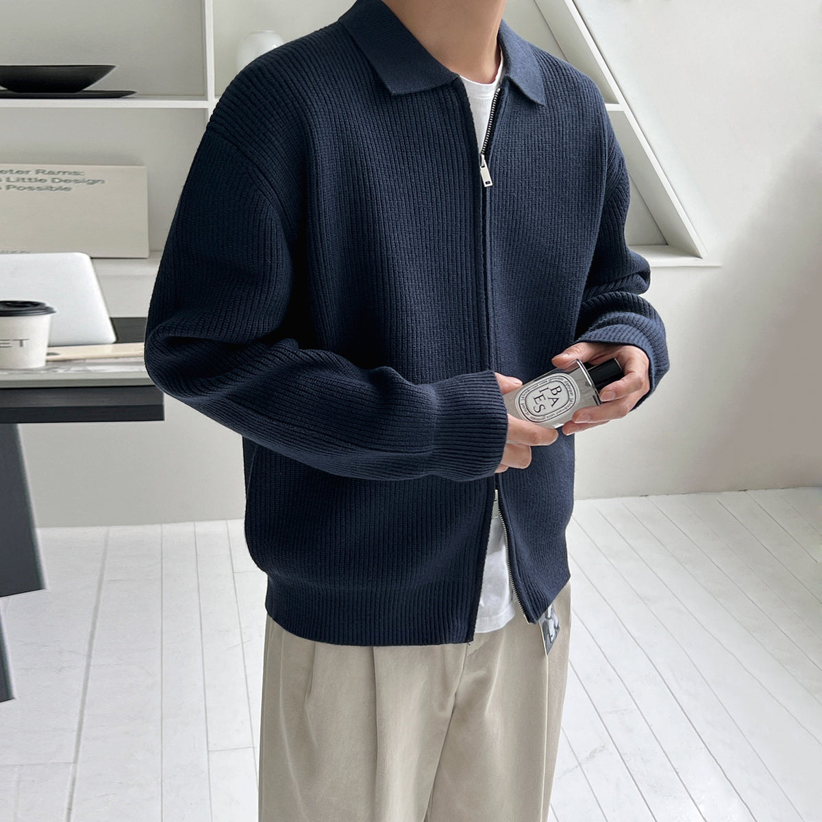 Veste en maille côtelée bleu marine zippée à col chemise, portée de face