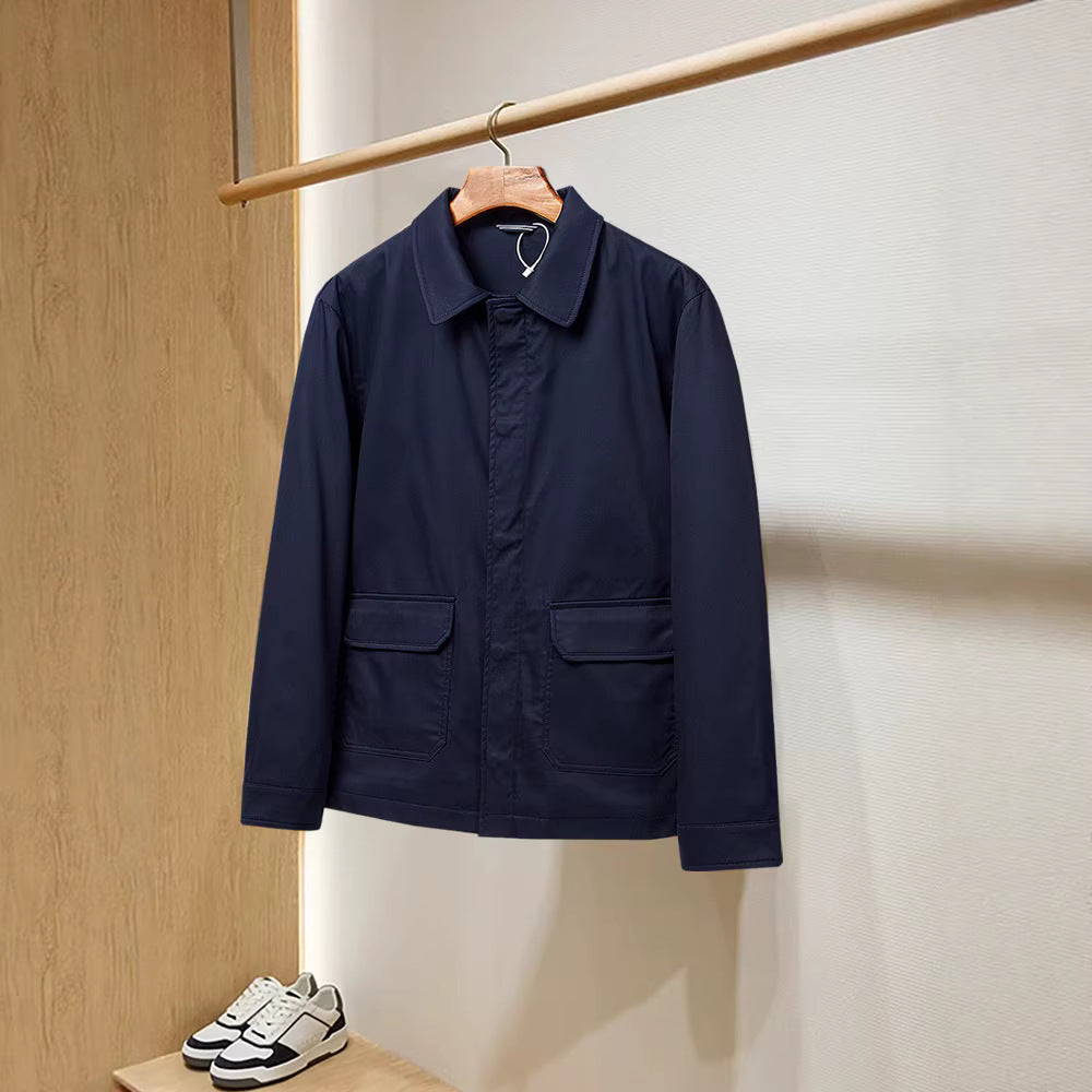 Veste bleu marine structurée à col chemise et poches à rabat, présentée sur un cintre en bois