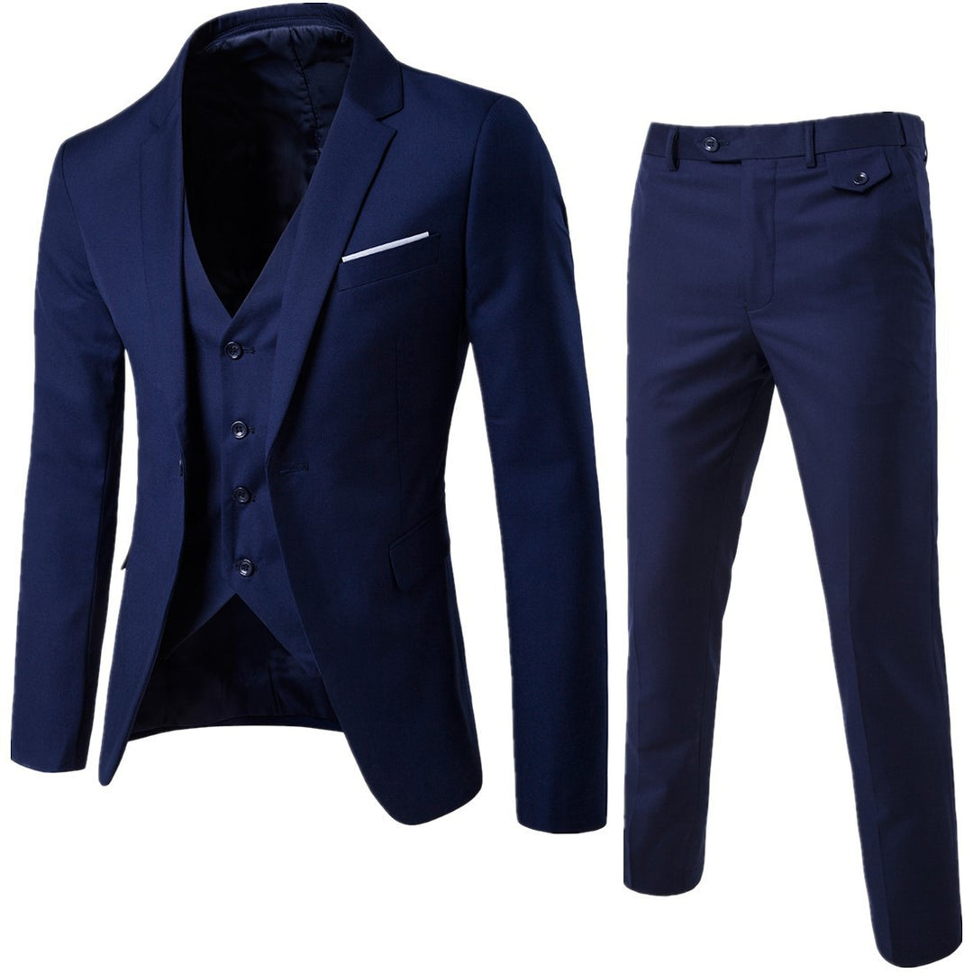 Costume bleu marine présenté à plat avec veste, gilet assorti et pantalon droit