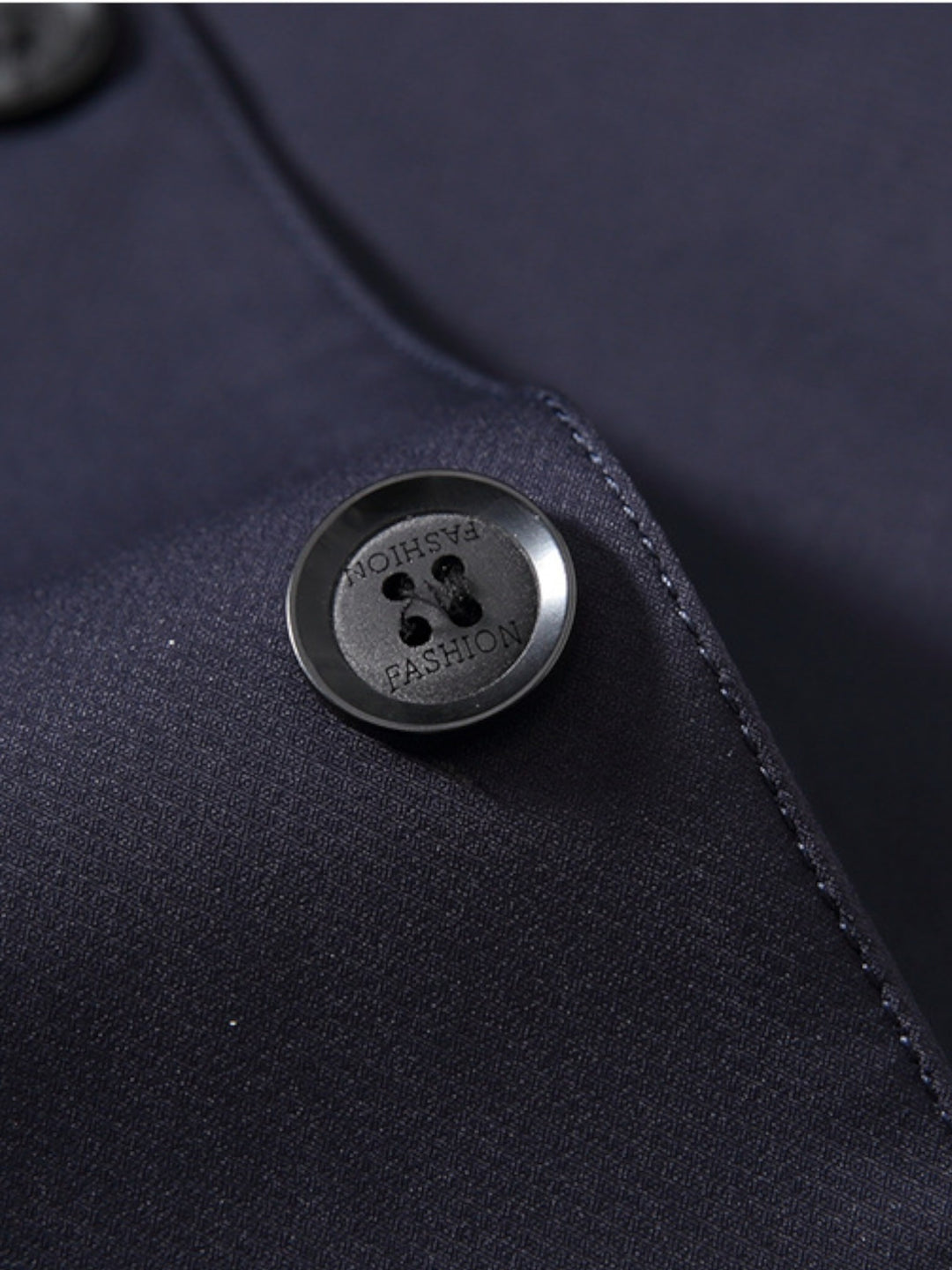 Manteau bleu marine bouton métallique gros plan détail fermeture