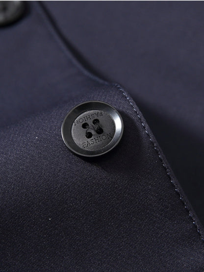 Manteau bleu marine bouton métallique gros plan détail fermeture