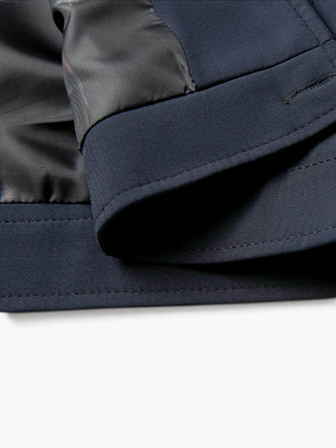 Manteau bleu marine en laine, détail du col classique et de la doublure grise