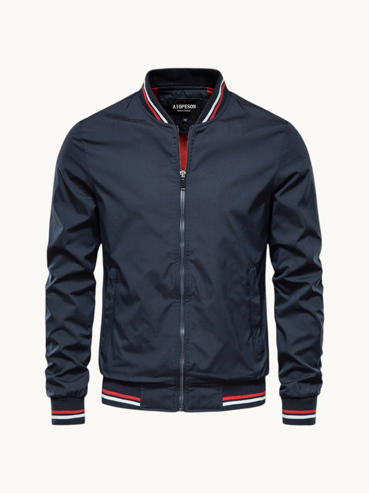 Blouson zippé bleu marine col montant rayures rouge blanc, vue de face