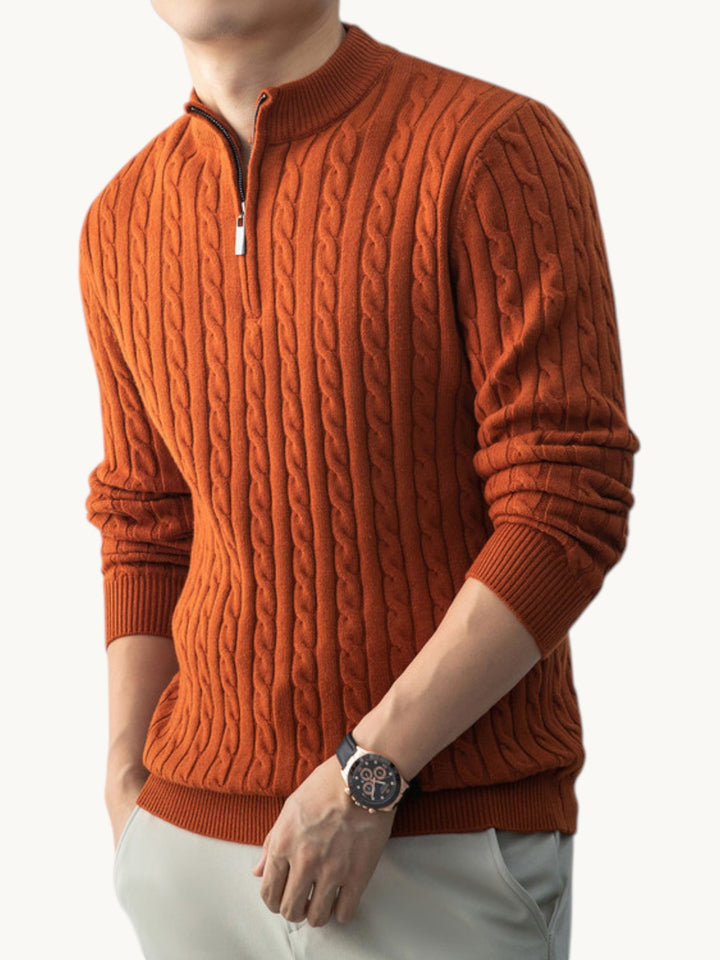 Pull col montant zippé orange en tricot côtelé, porté avec col roulé