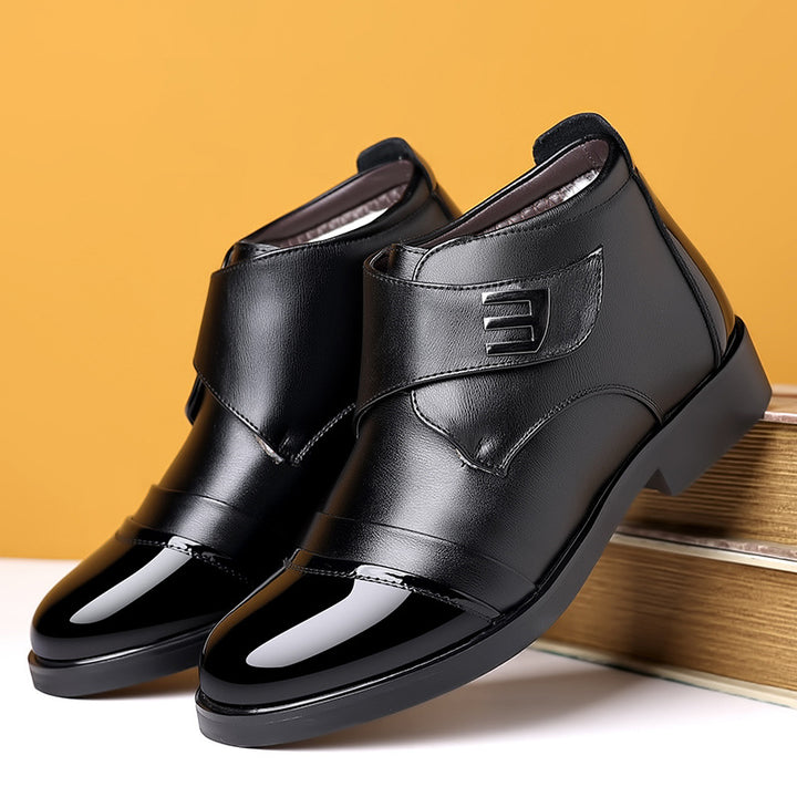 Paire de bottines en cuir noir doublées, bout verni, vue de trois quarts