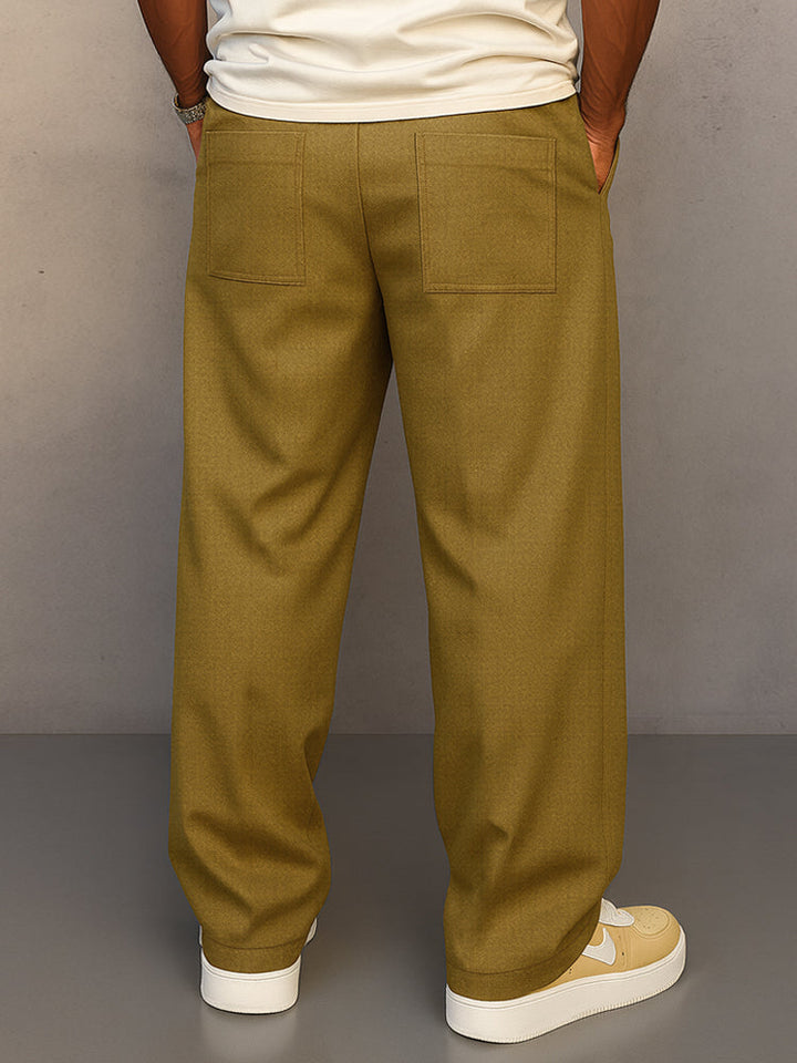 Dos du pantalon large moutarde, deux poches plaquées et taille élastique