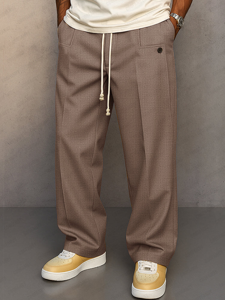 Pantalon large brun rosé à cordon, plis marqués et baskets crème aux pieds
