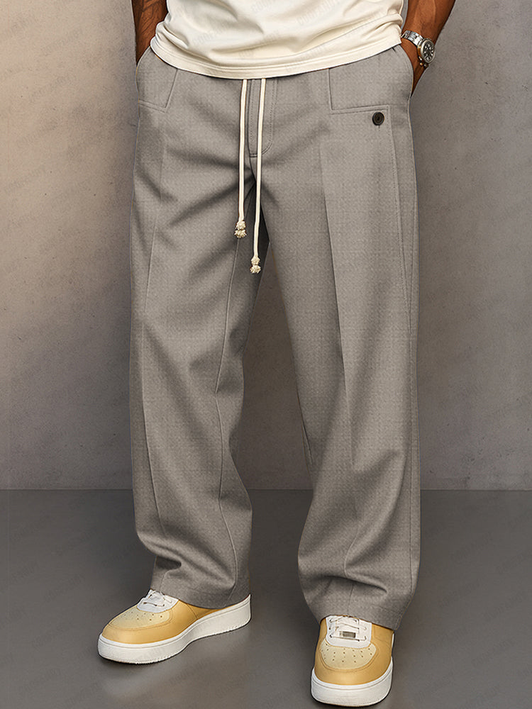 Pantalon large gris clair à pinces, cordon écru et bouton sur la poche avant