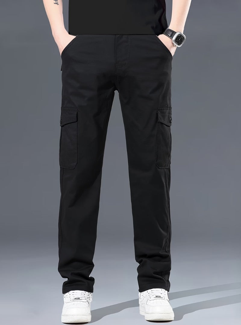 Pantalon cargo noir vu de face, poches cuisse à rabat et coupe droite