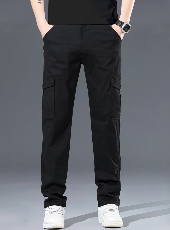 Pantalon cargo noir vu de face, poches cuisse à rabat et coupe droite