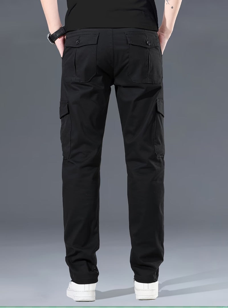 Dos du pantalon cargo noir, deux poches arrière à rabat boutonné