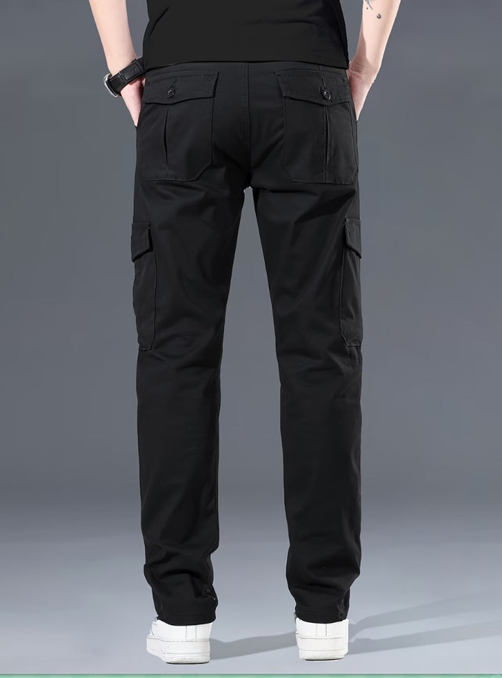Dos du pantalon cargo noir, deux poches arrière à rabat boutonné