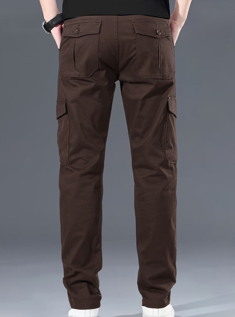 Dos du pantalon cargo marron, deux poches arrière à rabat et poches cuisse