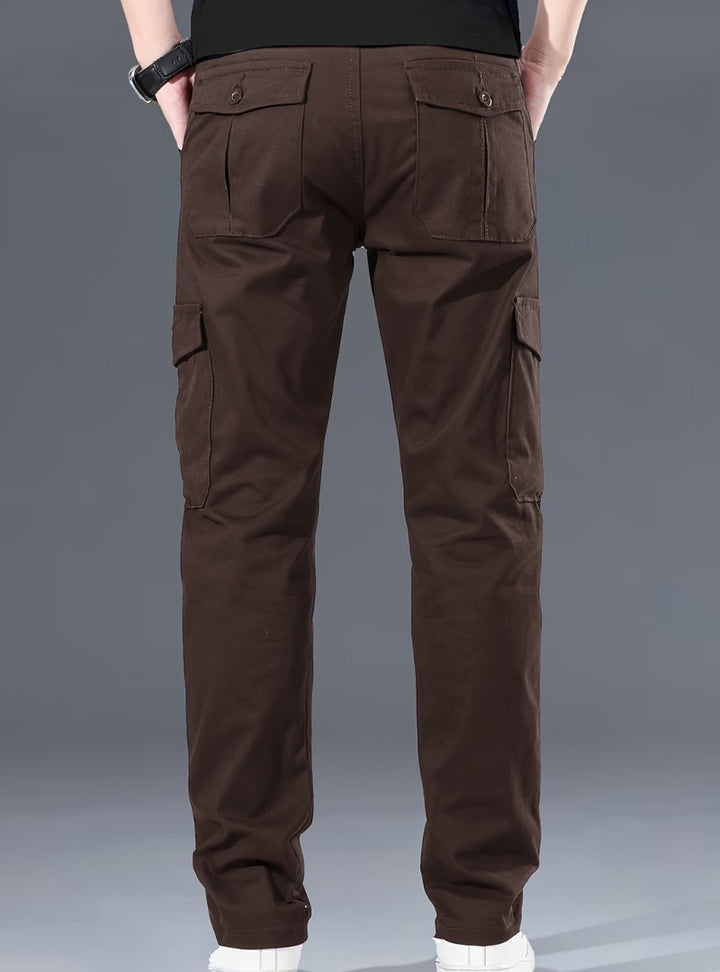 Dos du pantalon cargo marron, deux poches arrière à rabat et poches cuisse