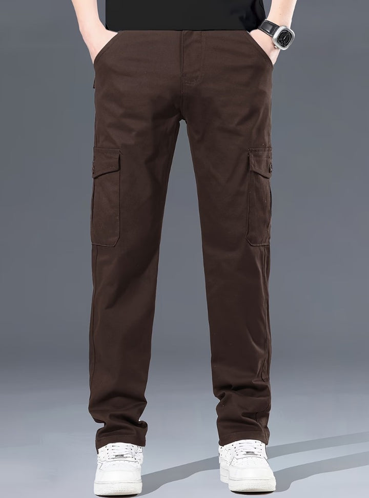 Pantalon cargo marron vu de face, poches latérales à rabat et t-shirt noir