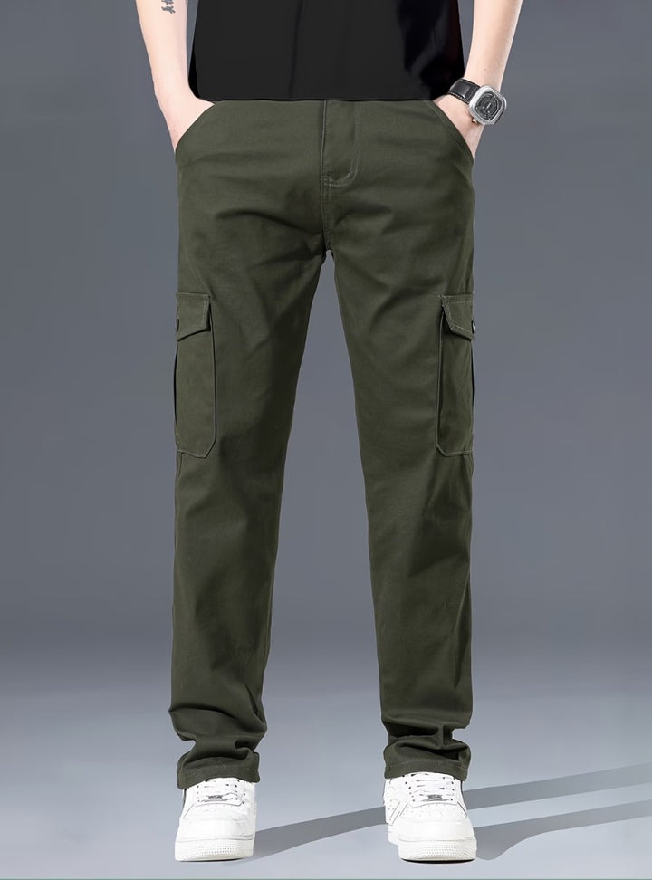Pantalon cargo vert kaki vu de face, poches latérales à rabat et jambe droite