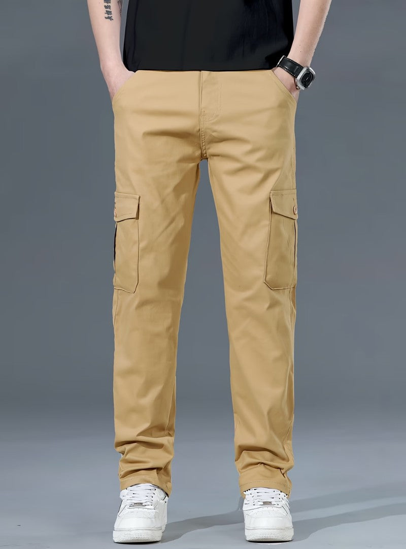 Pantalon cargo beige sable vu de face, poches cuisse à soufflet et taille à passants
