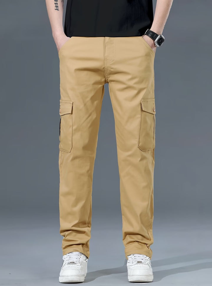 Pantalon cargo beige sable vu de face, poches cuisse à soufflet et taille à passants