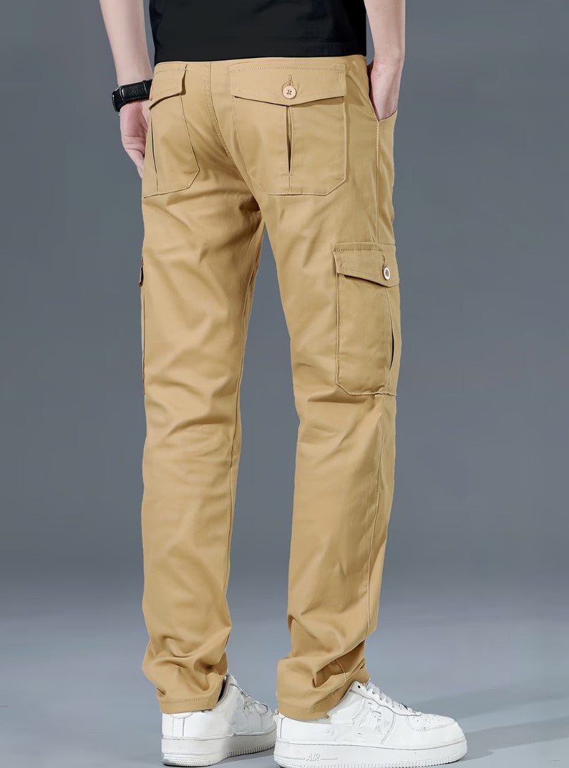 Dos du pantalon cargo beige sable, deux poches arrière à rabat boutonné