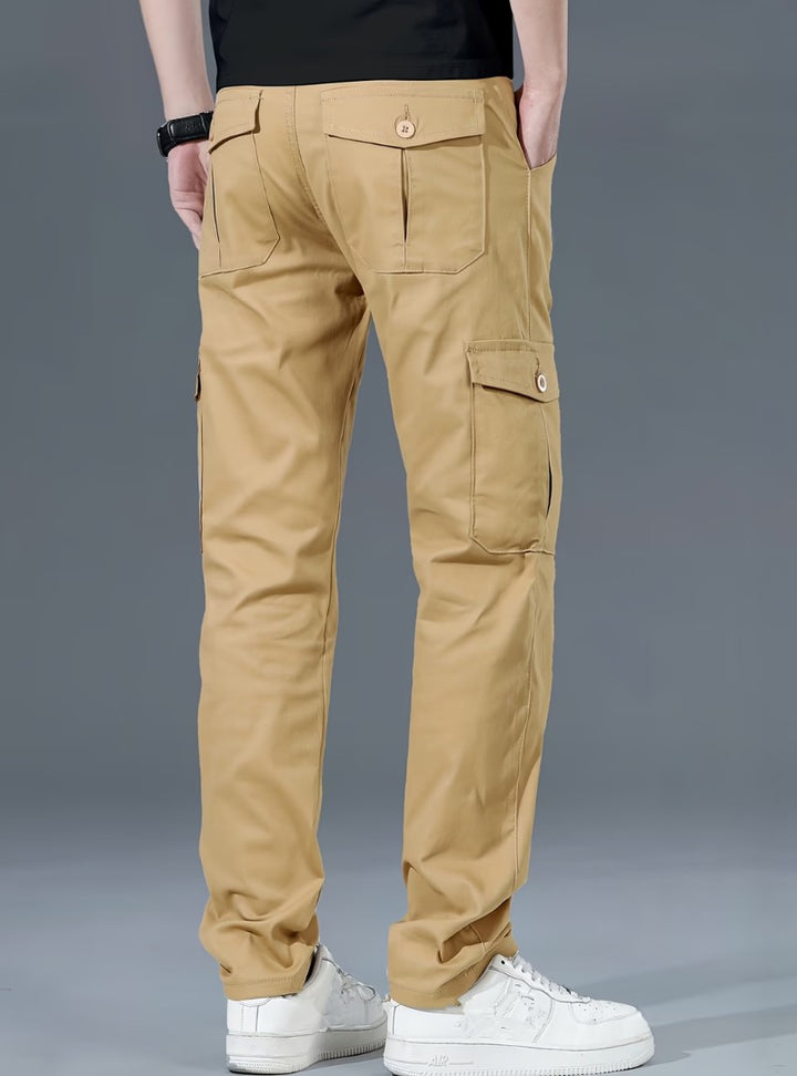 Dos du pantalon cargo beige sable, deux poches arrière à rabat boutonné