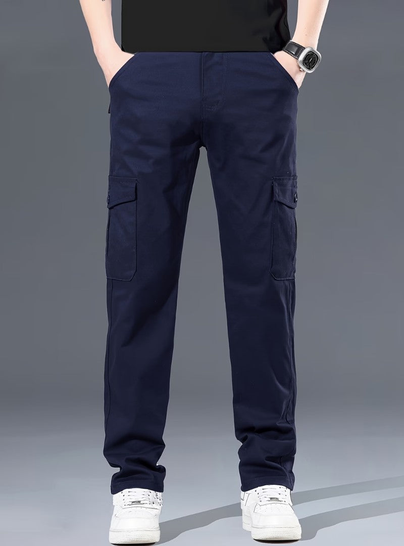 Pantalon cargo bleu marine vu de face, poches cuisse à rabat et coupe droite